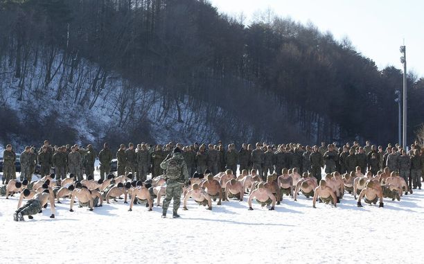 Etelä-Korean ja USA:n sotilaita yhteisissä talviharjoituksissa Pyeongchangissa joulukuussa.