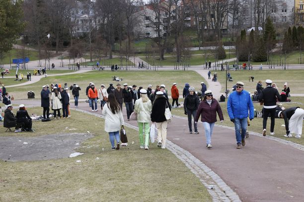 Helsingin Kaivopuistossa ei nähty vappuna yleisöryntäystä.