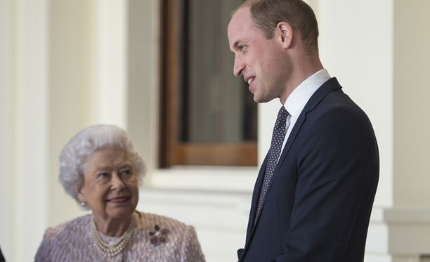Suomessa vieraileva prinssi William toi isoäitinsä, kuningatar Elisabetin terveiset presidentille.