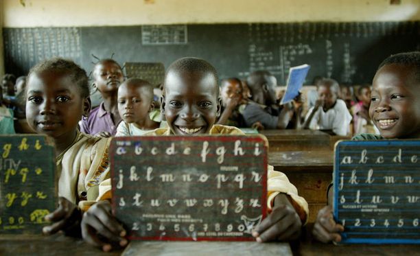 Kaikkein synkimmin suomalaiset ajattelivat siitä, kuinka suuri osa kehitysmaiden lapsista pääsee kouluun. UM:n mukaan koulunkäynti on lisääntynyt Afrikassa lähes 20 prosentilla vuoden 2000 jälkeen.
