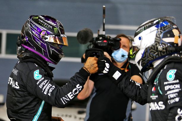 Lewis Hamilton sai Valtteri Bottakselta onnittelut aika-ajojen jälkeen.