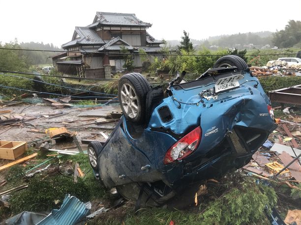  Voimakkaat tuulet aiheuttivat vahinkoja Chibassa jo ennen myrskyn rantautumista.
