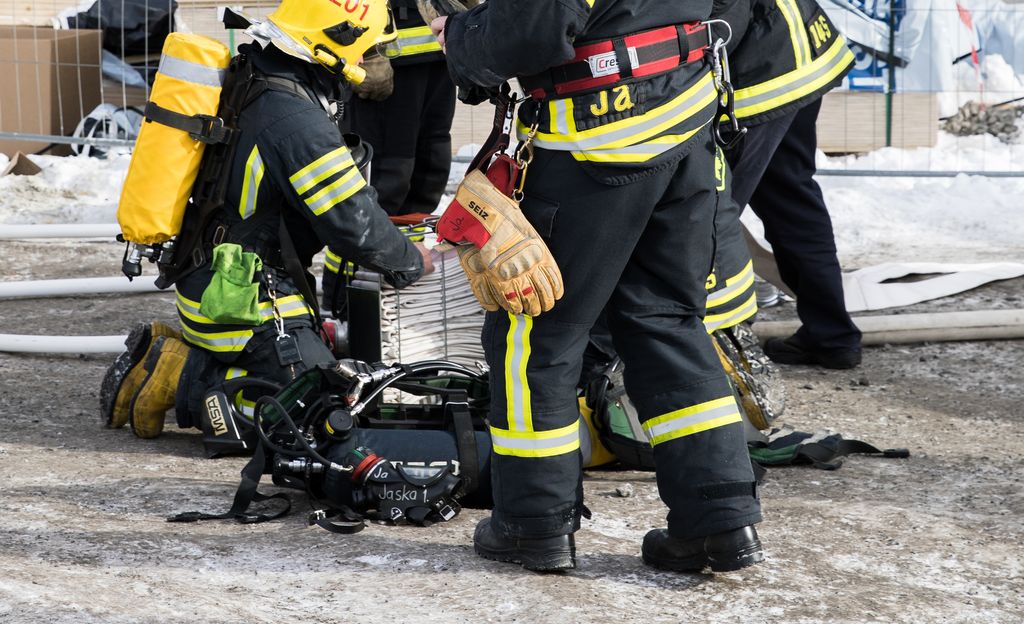 Yhden miehen palokunta hyökkäsi savuavaan halliin henkensä kaupalla - ammattilaiset päivittelivät ennätysmäistä alkusammutusta: ”Ei kai ole ambulanssin tarvetta”