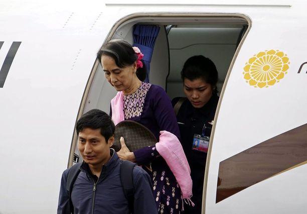 Aung San Suu Kyi astui ulos lentokoneesta Sittwen lentokentällä Rakhinessa torstaina.