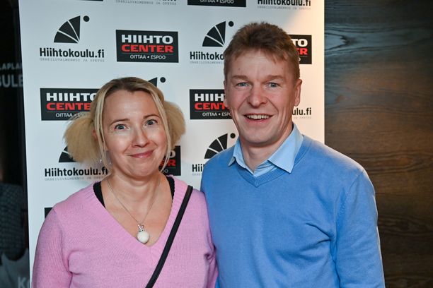 Janet ja Toni Nieminen edustivat tiistaina Espoon Hiihtocenterin cocktailtilaisuudessa.