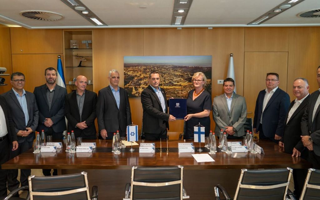 Nimet paperissa – Suomi ja Israel alle­kirjoittivat ”Daavidin linko” -ilmatorjuntajärjestelmän hankinta­sopimuksen