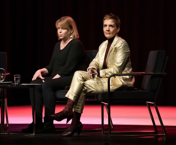 Muun muassa Maria Veitola ja Elina Knihtilä keskusteluvat Nasty Women -illassa Helsingissä.