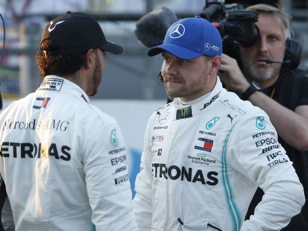 Lewis Hamilton onnitteli Valtteri Bottasta paalupaikasta heti aika-ajon jälkeen.