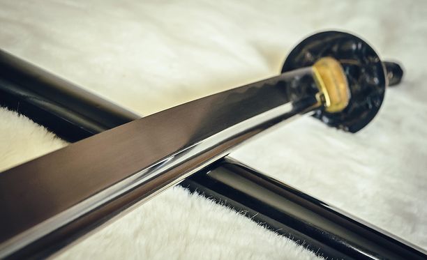 Uhkauksessa käytettiin japanilaistyyppistä miekkaa. Kuvituskuva.