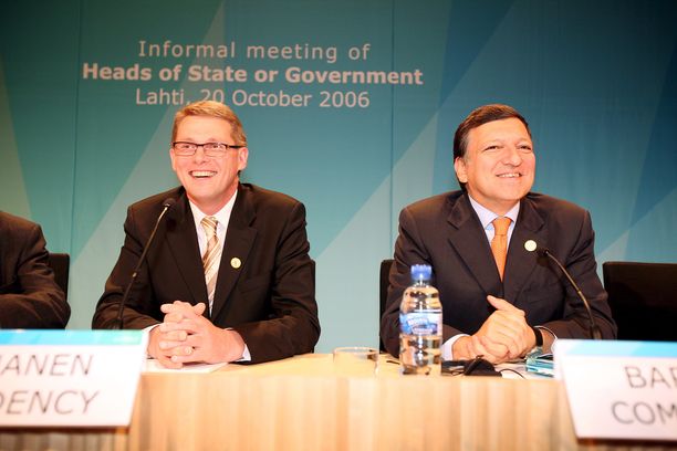 Suomen pääministeri Matti Vanhanen (kesk, vas.) ja Euroopan komission puheenjohtaja José Manuel Barroso tapasivat Lahdessa Suomen edellisen EU-puheenjohtajakauden aikana lokakuussa 2006. Tarjolla oli pullovettä.