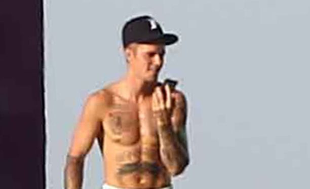 Justin Bieber on nähty malibulaisen kirkon pihamaalla.