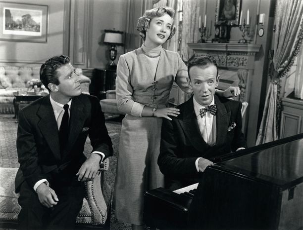 Jane Powellin tunnetuimpia elokuvia oli musikaali Kuninkaalliset häät. Kuvassa oikealla vastanäyttelijä Fred Astaire ja vasemmalla Peter Lawford. Kuva: AOP