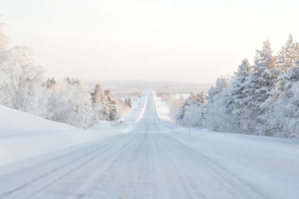 Pohjoiset olosuhteet nousevat esille monen maan matkustusohjeissa. Pakkasen ja lumen lisäksi matkalaisia varoitetaan esimerkiksi harvasta huoltoasemaverkosta.