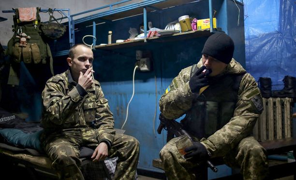 Ukrainalaissotilaat pitivät taukoa tarkastuspisteellä Donetskin alueella. Taistelut ovat käyneet Itä-Ukrainassa kiivaina viime päivinä.