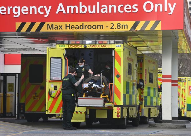 Koronapotilaita siirretään ambulansseilla eri puolille Englantia. 