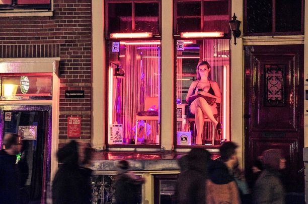 Amsterdamissa seksikauppaa on käyty avoimesti De Wallenin kapeilla kujilla. Ikkunoissa poseeraavat työntekijät ovat vetäneet alueelle paljon pelkkiä uteliaita katsojia. 