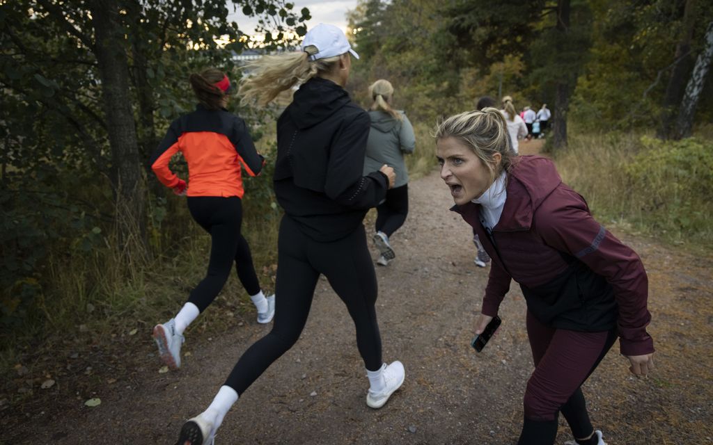 Mitä ihmettä? Therese Johaug huusi lenkkei­lijöille keskellä Helsinkiä – katso kuvat