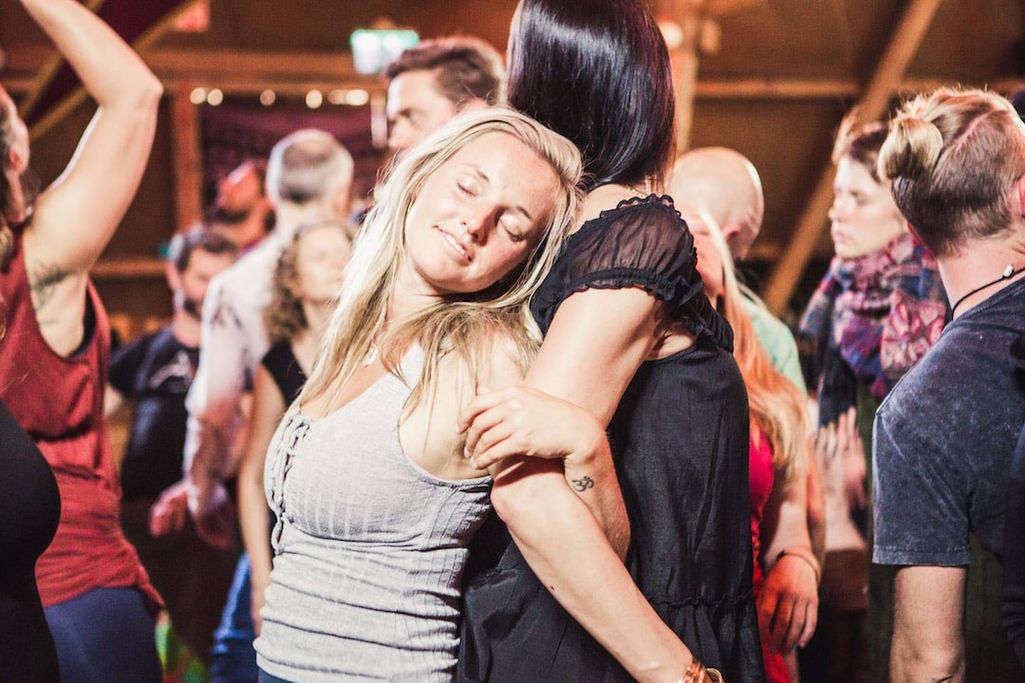 ”Tiedostavaa seksuaalisuutta” – yli 80 sai koronatartunnan tantrafestivaaleilla Ruotsissa 
