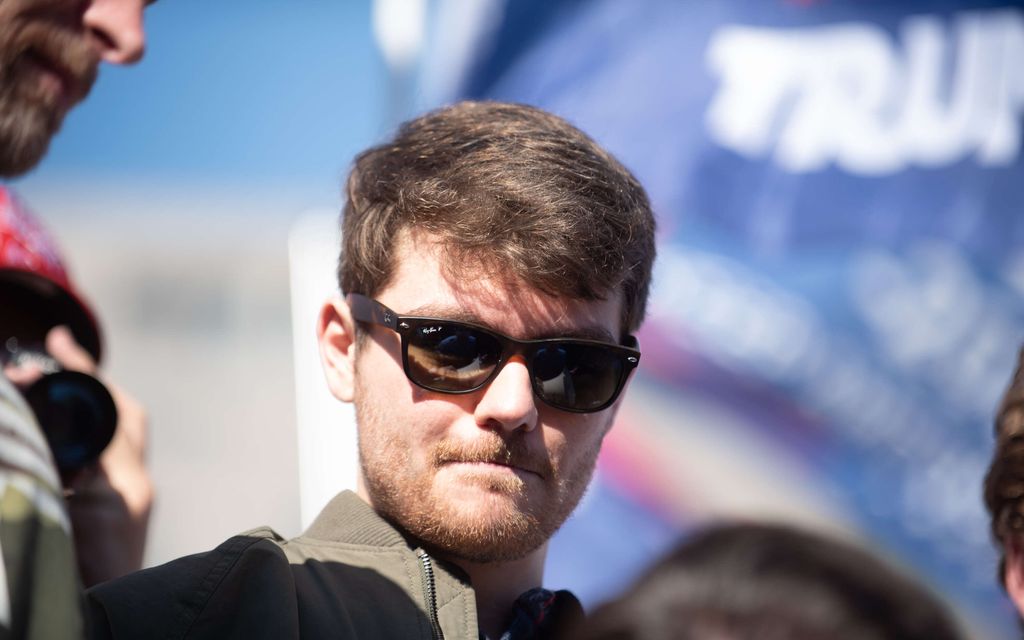 Tämä Hitler-fani on saanut Trumpin kannattajat käymään toistensa kimppuun