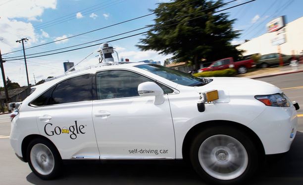 Googlen itseohjautuva Lexus-auto esittelyssä yhtiön pääkonttorin alueella Kaliforniassa kesällä 2015.