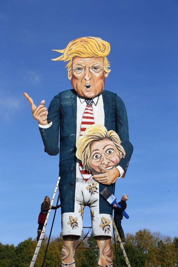Trump-kokko kantaa kainalossaan Clintonin päätä.