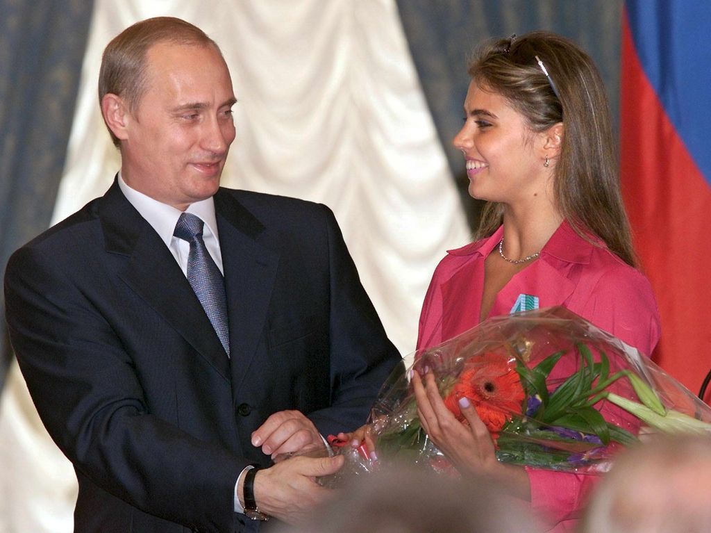 Putinia ympäröivät nuoret naiset - ”Putinin tytöt”