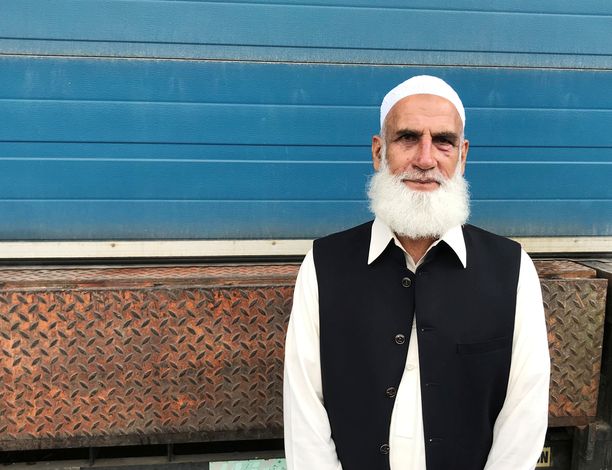 Mohammad Rafiq esti aseistautunutta hyökkääjää pääsemästä moskeijaan.