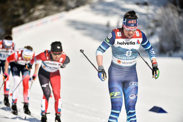 Krista Pärmäkoski hiihti naisten 30 kilometrin takaa-ajokisassa sijalle 17. Kuva MM-kisoista Oberstdorfista.