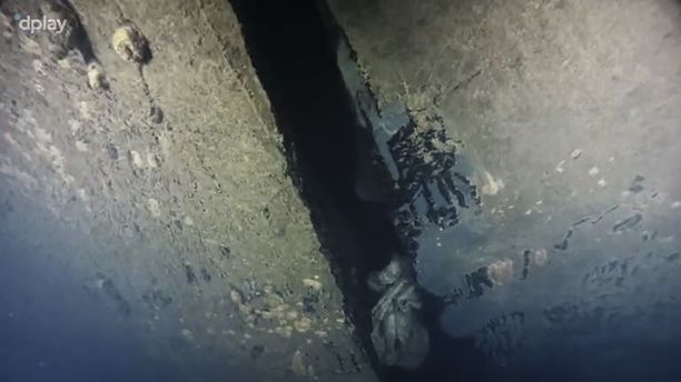 Discoveryn jakama kuva robottikameran otoksesta Estonian kyljestä. Virallinen selitys ei huomio noin neljä metriä pitkää ja noin 1,2 metriä leveää aukkoa laivan rungossa mitenkään. 