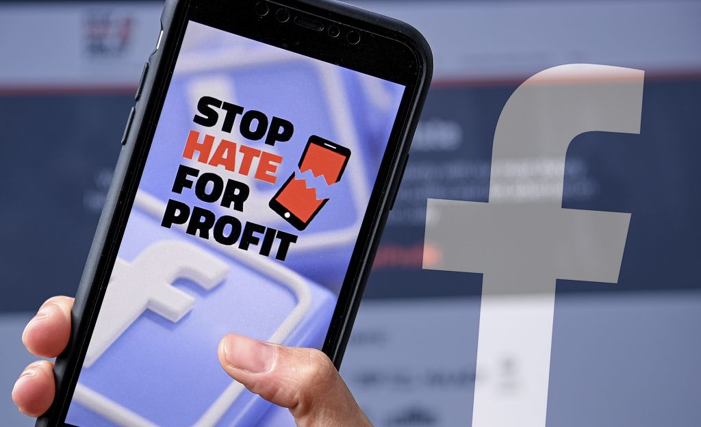 Facebookin jättänyt työntekijä:  Yhtiö tienaa rahaa vihalla – yritykset nousseet somejättiä vastaan