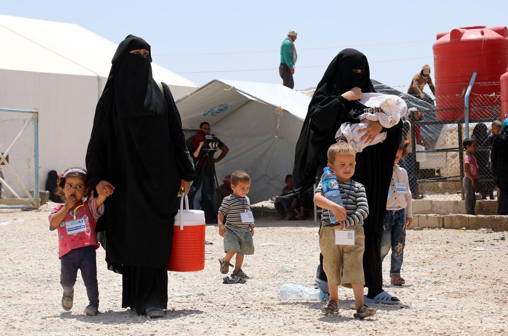 Al-Holin leirillä Isisin lippu liehuu korkealla – naiset ovat puukottaneet ja kivittäneet vartijoita ja avustustyöntekijöitä