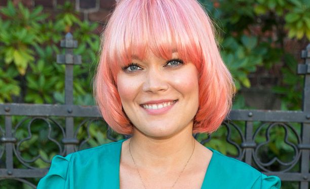Anna Puu näyttäytyi elokuun lopussa vaaleanpunaisissa hiuksissa muusikkopariskunta Janna Hurmerinnan ja Junon häissä.
