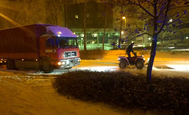 Nuijamäentiellä Espoossa mönkijä pysähtyi auttamaan jumiin jäänyttä rekkaa. Yritys kuitenkin epäonnistui ja rekka jäi odottelemaan hiekoitusautoa.