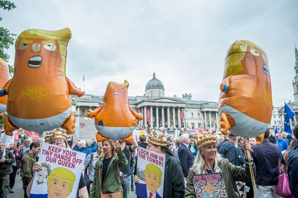 Protestoijat esittelivät Lontoossa Trumpista tehtyjä pilailmapalloja.