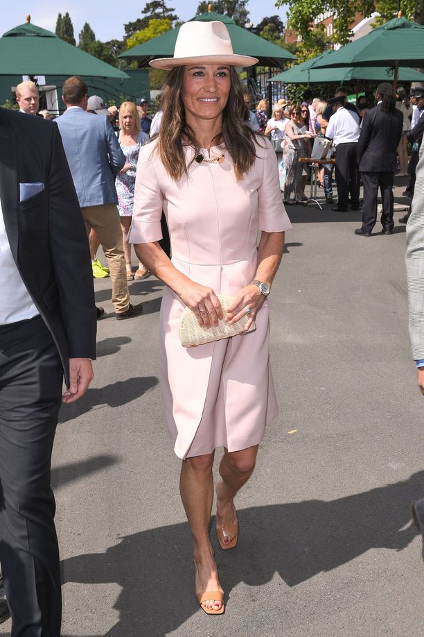 Pippa Middleton edusti hymyilevänä tennistapahtumassa. 