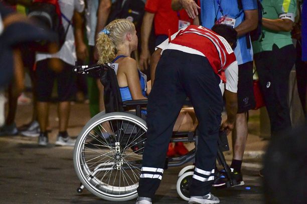 Alisa Vainio vietiin pyörätuolilla ensiaputelttaan MM-maratonin jälkeen.