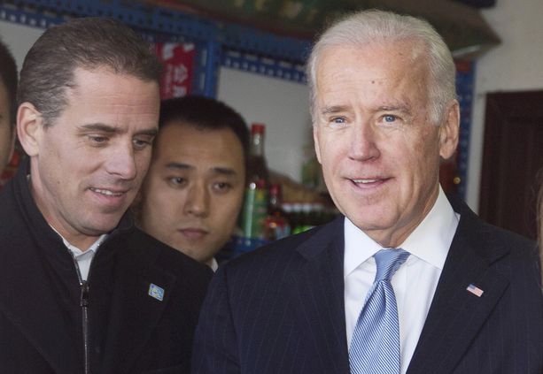 Demokraattien presidenttiehdokkuutta tavoitteleva Joe Biden ja hänen poikansa Hunter Biden arkistokuvassa joulukuulta 2013. 