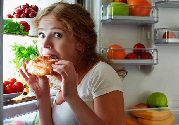 Hillittömiä mielitekoja vastaan tehoaa hyvin se, että säännöllisen ruokailurytmin ja terveellisen ruokavalion ansiosta nälkä ei pääse kasvamaan liian suureksi.