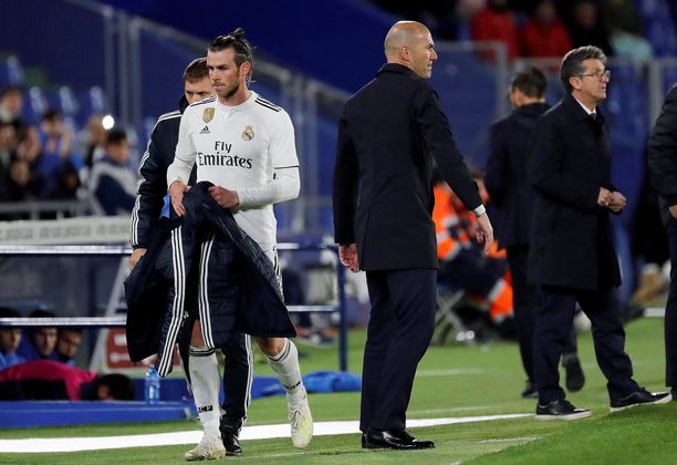 Vuodesta 2013 Real Madridia edustanut Gareth Bale (valkoisessa) ei enää mahdu Zinedine Zidanen (keskellä) joukkueeseen.