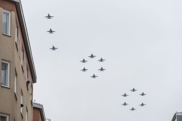 Hornetit lensivät komeassa Suomi 100 -muodostelmassa Kuopiossa - herätti  kansainvälisen kiinnostuksen