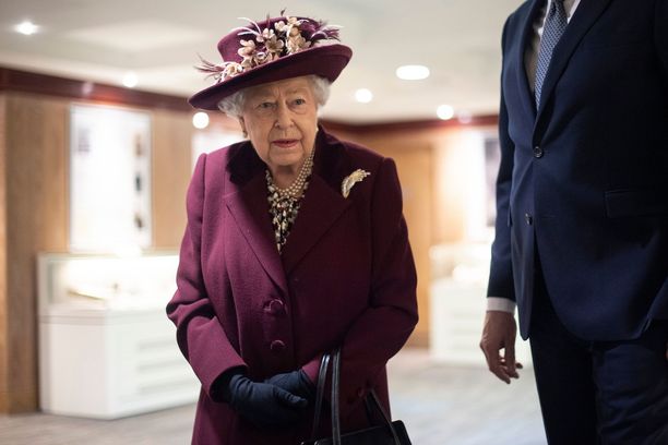 Kuningatar kuvattiin sisätiloissa käsineet kädessään myös aiemmin tällä viikolla edustustehtävissään.