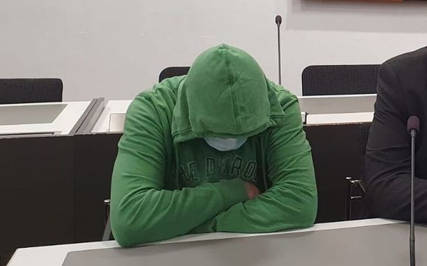 Mies istui marraskuun lopulla Varsinais-Suomen käräjäoikeudessa huppu päässä ja maski kasvoillaan.