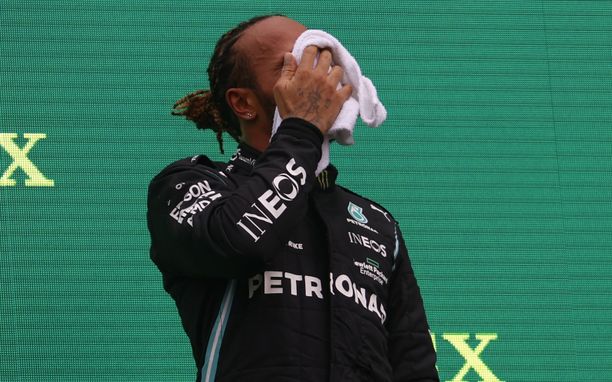 Lewis Hamilton joutui turvautumaan lääkärin apuun Unkarin GP:n jälkeen.