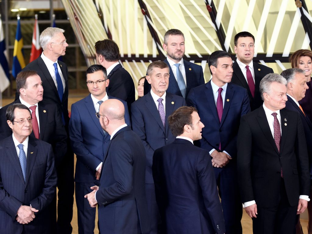 Perinteisen ryhmäkuvan ottaminen viivästyi - Ranskan presidenttikin ihmetteli: ”Missä on Suomen pääministeri?”