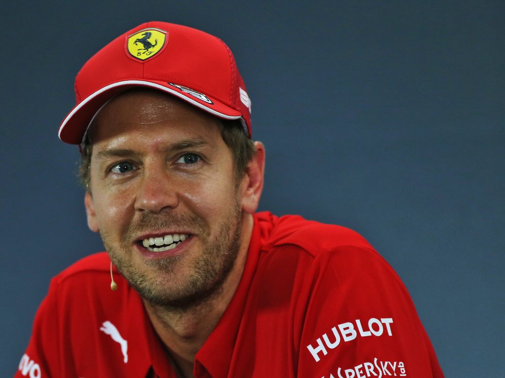 Sebastian Vettel kurvasi töihin hulppealla superautolla: Polkupyörä vaihtui yli 700-hevosvoimaiseen Ferrariin – Kimi Räikköseltä löytyy samanlainen