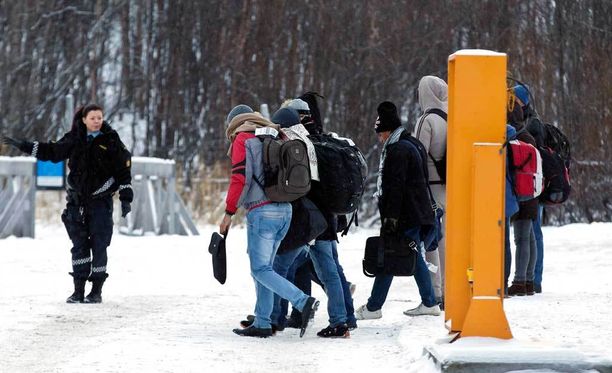 Poliisi tarkasti pakolaisryhmän Norjan ja Venäjän rajalla.