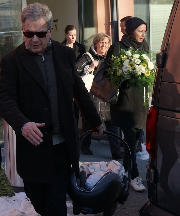 Sauli Niinistö, Jenni Haukio ja vauva poistuivat sairaalasta - Jenni Haukio:  ”Voin hyvin!”