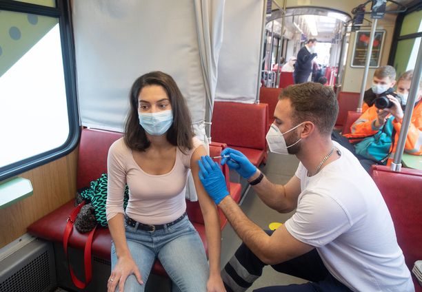 A vaccination cage toured in Frankfurt on Thursday, where you can come to the spike without an appointment. 