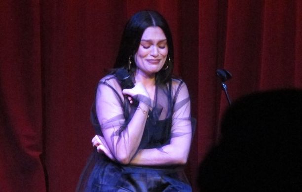 Jessie J nousi vain päivä keskenmenotiedon jälkeen lavalle Los Angelesissa. Hän liikuttui kyyneliin kesken konsertin. 
