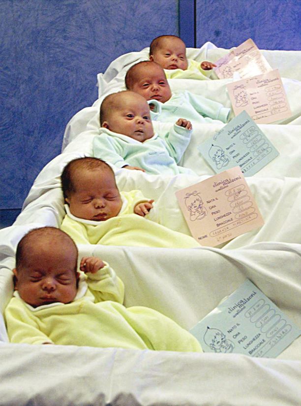 Vastasyntyneiden määrä on edelleen laskussa Italiassa. Kuvassa vastasyntyneitä napolilaissairaalassa.